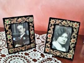 Coppia cornici   portaritratti vintage   rivestite in  velluto  nero con  applicazioni di ricami flo