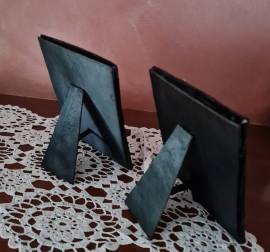 Coppia cornici   portaritratti vintage   rivestite in  velluto  nero con  applicazioni di ricami flo