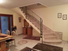 Villa a schiera luminosa e con finiture di pregio