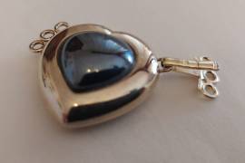 Chiusura in metallo( punzone illegibile, forse argento dorato), con ematite a forma di cuore anni 80