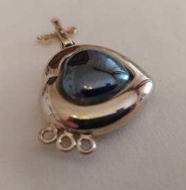 Chiusura in metallo( punzone illegibile, forse argento dorato), con ematite a forma di cuore anni 80