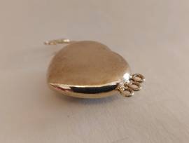 Chiusura in metallo( punzone illegibile, forse argento dorato), con ematite a forma di cuore anni 80