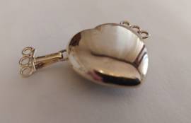 Chiusura in metallo( punzone illegibile, forse argento dorato), con ematite a forma di cuore anni 80