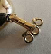 Chiusura in metallo( punzone illegibile, forse argento dorato), con ematite a forma di cuore anni 80