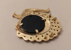 Centrale in argento dorato 800 a forma di pavone con onice nero incastonato 