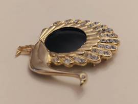 Centrale in argento dorato 800 a forma di pavone con onice nero incastonato 