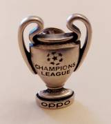 Spillino Champions League con chiusura a bottone sul retro a farfalla