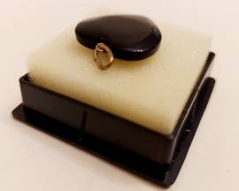 Ciondolo a cuore, in onice nero, con anellino in argento dorato 800