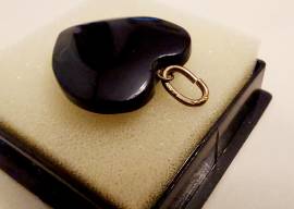 Ciondolo a cuore, in onice nero, con anellino in argento dorato 800