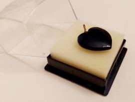 Ciondolo a cuore, in onice nero, con anellino in argento dorato 800