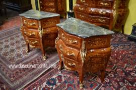 Coppia di comodini stile Luigi XV a tre cassetti intarsiati 