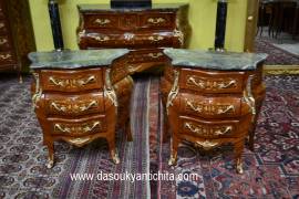 Coppia di comodini stile Luigi XV a tre cassetti intarsiati 