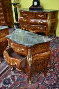 Coppia di comodini stile Luigi XV a tre cassetti intarsiati 