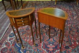 Coppia di tavolini-comodini mezzo giro stile Luigi XV