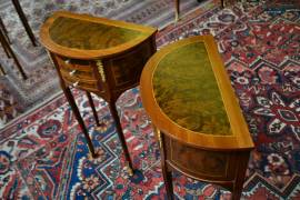Coppia di tavolini-comodini mezzo giro stile Luigi XV