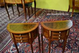 Coppia di tavolini-comodini mezzo giro stile Luigi XV