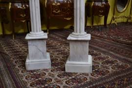 Coppia di colonne – piedistalli in marmo bianco