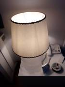 Lampada da tavolo o comodino con paralume.