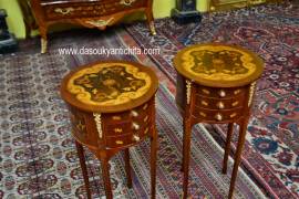 Coppia di tavolini-comodini tondi stile Luigi XV intarsiati