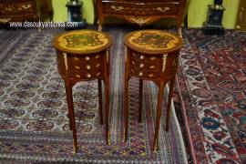 Coppia di tavolini-comodini tondi stile Luigi XV intarsiati
