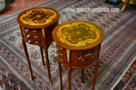 Coppia di tavolini-comodini tondi stile Luigi XV intarsiati