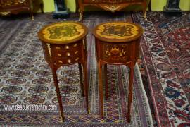 Coppia di tavolini-comodini tondi stile Luigi XV intarsiati