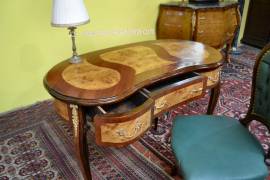 Scrivania a fagiolo stile Luigi XV Scrivania a fagiolo stile Luigi XV