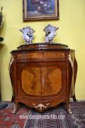 Credenza stile Luigi XV a due sportelli