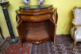 Credenza stile Luigi XV a due sportelli