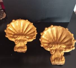 Coppia  Antiche  Conchiglie  Cartapesta Dorata . Sul retro  anello  originale  in tessuto . Piccole 