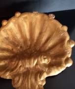 Coppia  Antiche  Conchiglie  Cartapesta Dorata . Sul retro  anello  originale  in tessuto . Piccole 