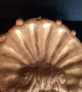 Coppia  Antiche  Conchiglie  Cartapesta Dorata . Sul retro  anello  originale  in tessuto . Piccole 