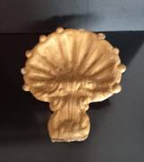 Coppia  Antiche  Conchiglie  Cartapesta Dorata . Sul retro  anello  originale  in tessuto . Piccole 