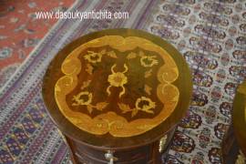 Coppia di tavolini-comodini tondi stile Luigi XV intarsiati