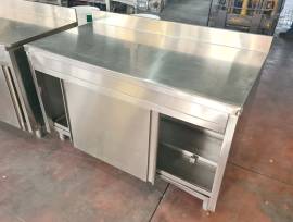2 TAVOLI ARMADIATI INOX DA CUCINA USATI 
