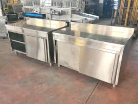 2 TAVOLI ARMADIATI INOX DA CUCINA USATI 