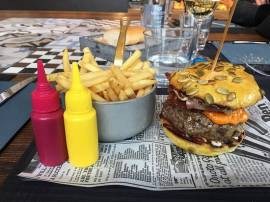 AMBURGHERIA  CON  CUCINA  ATTREZZATA  -  BAR CAFFETTRIA  - APERITIVI LOCALE  IN  ZONA   DI   INTENSO