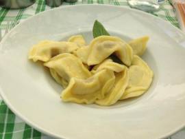 RISTORANTE CON LOUNGE BAR -APERITIVI - ADATTO ANCHE GARUM FOOD & DRINK VERAMENTE INTERESSANTE ED