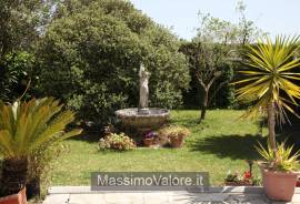 VILLINO SIGNORILE A SAN FELICE CIRCEO AMPIO GIARDINO DI 1500 MQ E DEPENDANCE. AFFARE - €350.00