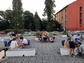 sala con ampio spazio all’aperto per feste di compleanno bambini