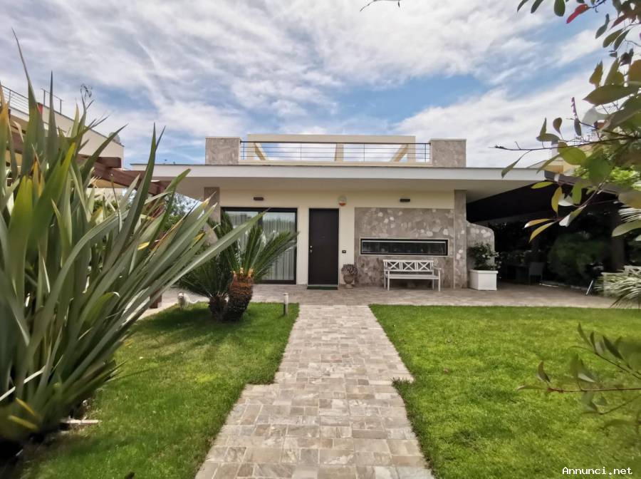 In vendita a Lecce Prestigiosa Villa con Piscina