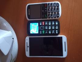 due cellulari e uno smartfone