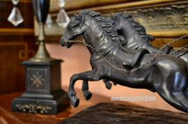 Scultura in bronzo biga romana