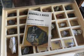 Corso didattico MINERALI E ROCCE De Agostini da collezione con mobiletto