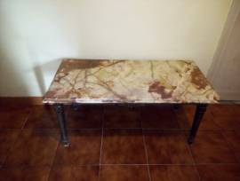 Vendesi Tavolino d'epoca da salotto, di marmo pregiato e metallo brunito lavorato...