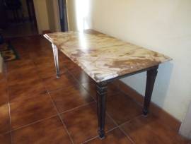 Vendesi Tavolino d'epoca da salotto, di marmo pregiato e metallo brunito lavorato...