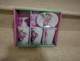 Vendo CERAMICHE VETRO E ACCIAIO NUOVI, tutto a 90,00 €
