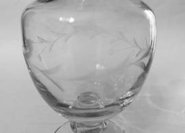 Bottiglia per liquore/ rosolio, in vetro trasparente decorazioni molate a foglie stilizzate