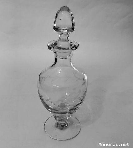 Bottiglia per liquore/ rosolio, in vetro trasparente decorazioni molate a foglie stilizzate