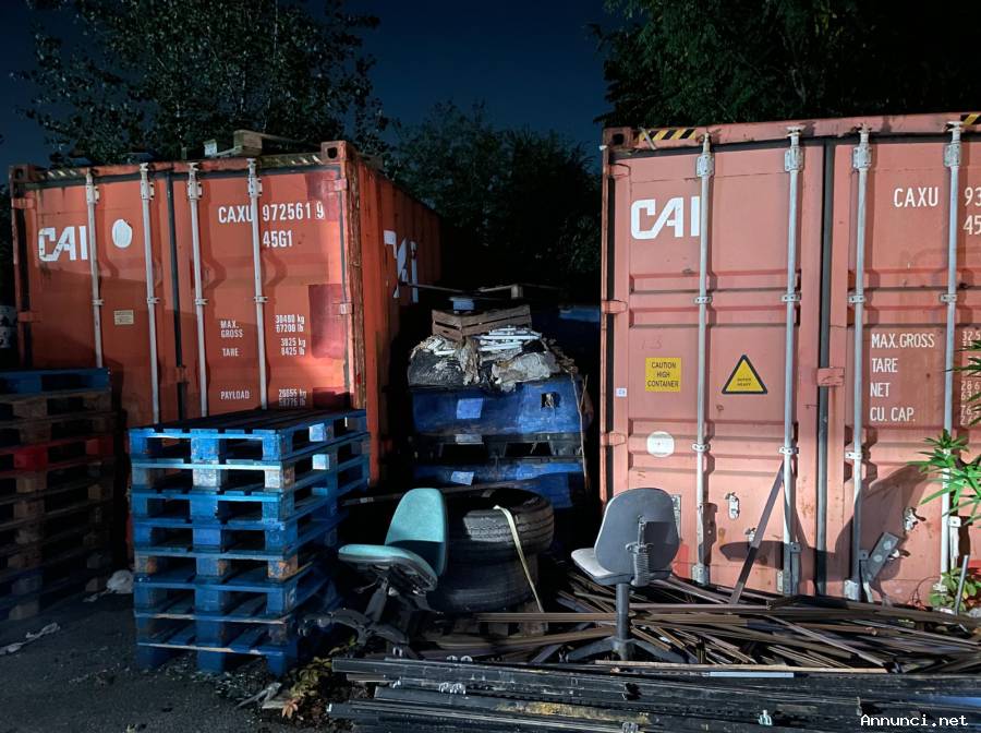 Container, arredo negozio smontato e macchine da ufficio